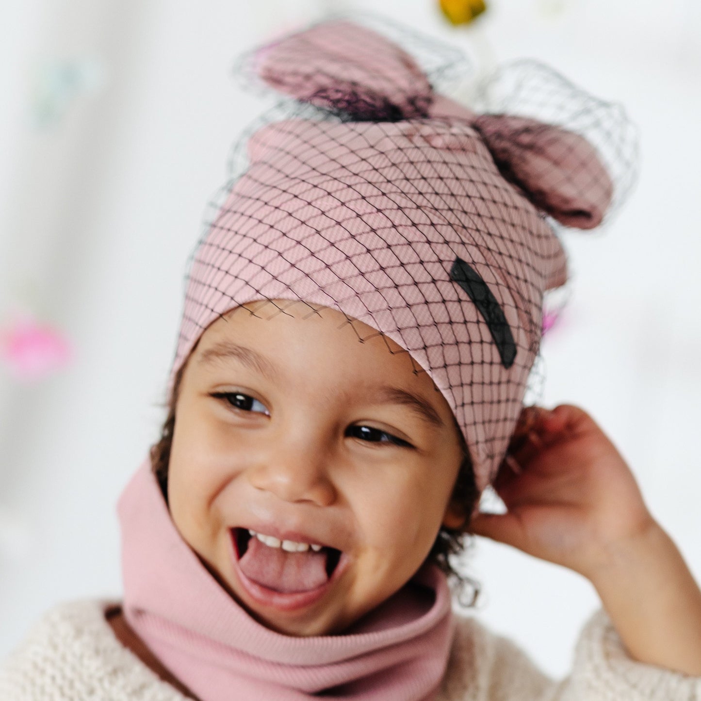 Ypatingai stilinga dviguba kepurė FASHIONISTA pudra su juodu tinkleliu