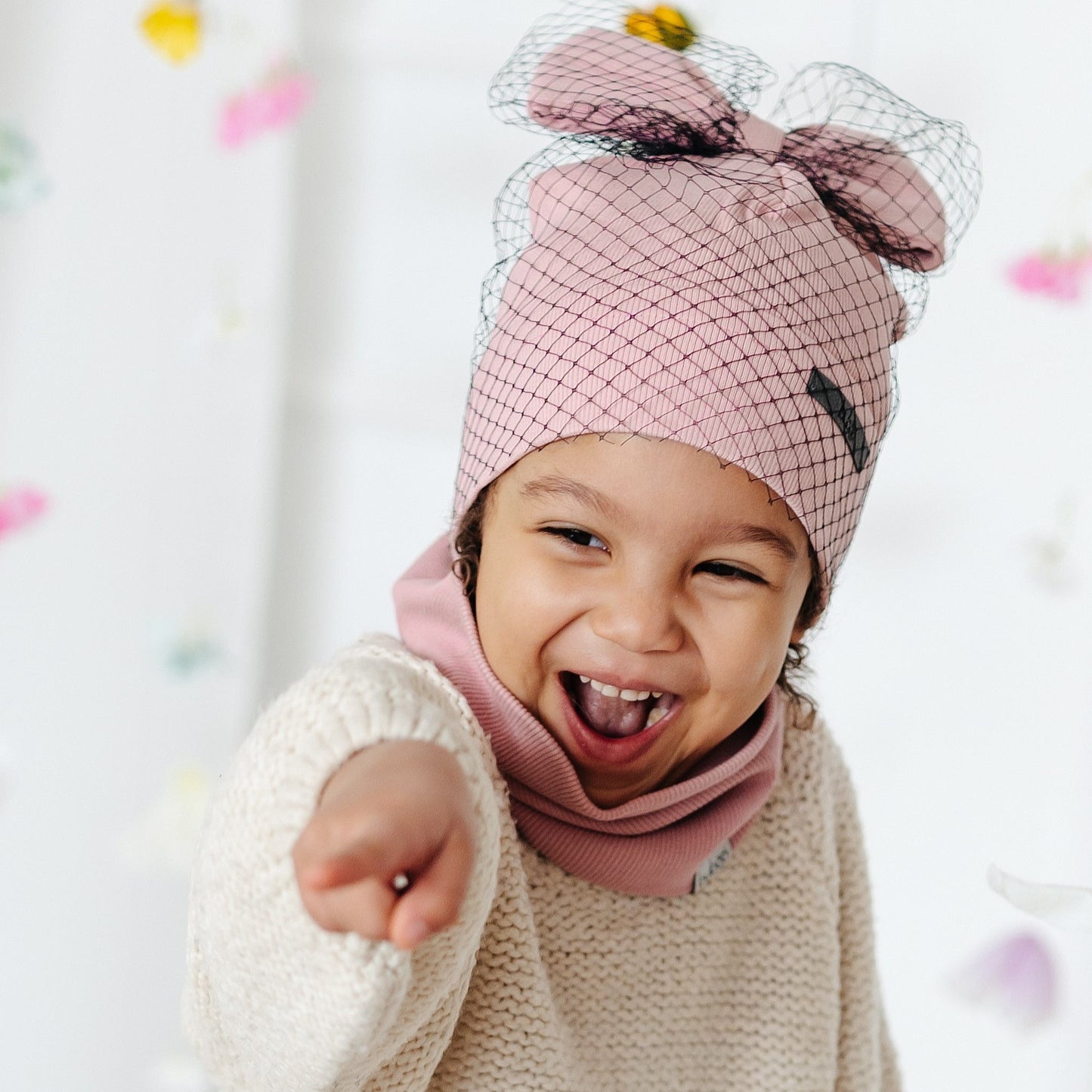 Ypatingai stilinga dviguba kepurė FASHIONISTA pudra su juodu tinkleliu