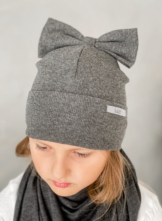 Stilinga kepurė mergaitei su kaspinu FASHIONISTA  blizganti (pilka)