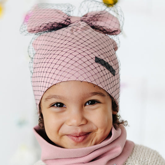 Ypatingai stilinga dviguba kepurė FASHIONISTA pudra su juodu tinkleliu