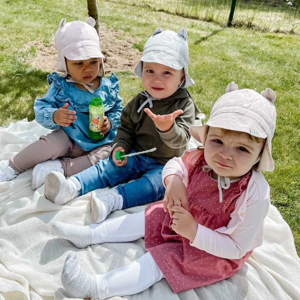 BEAR vasarinė vaikiška kepurė su snapeliu raišteliais ir kaklo apsauga (100% medvilnė) - šviesiai pilka