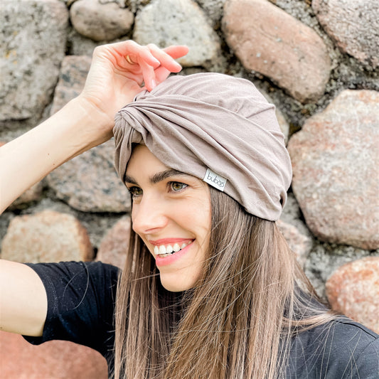 Vasarinė plona kepurė turbanas KNOT - kakava