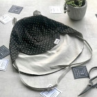 BEAR vasarinė vaikiška kepurė su snapeliu , raišteliais ir kaklo apsauga (100% medvilnė) - juoda su baltais taškiukais