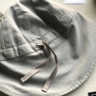 BEAR vasarinė vaikiška kepurė su snapeliu , raišteliais ir kaklo apsauga (100% medvilnė) - šviesiai pilka