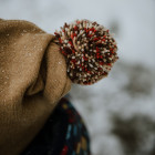 Stilingas patogus HELMET rudeninis žieminis alpakos vilnos šalmukas Smėlis su bumbulu